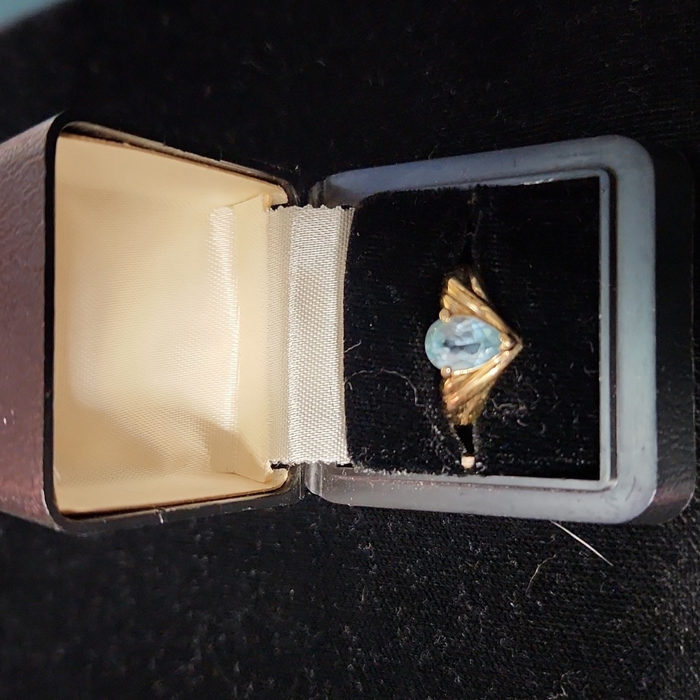 Goldtone Overlay Ring w/8.5×5.5mm Teardrop Blue Topaz V Design